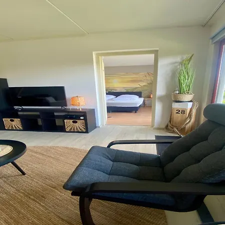 Idyllic Coastal Base W Garden 度假居