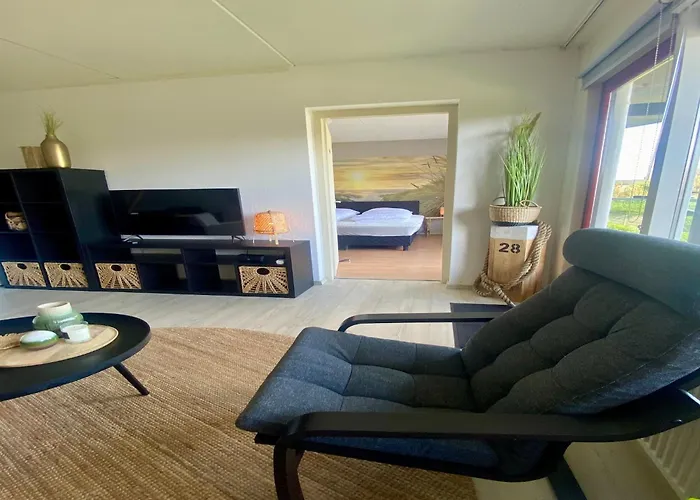 Idyllic Coastal Base W Garden Feriehus