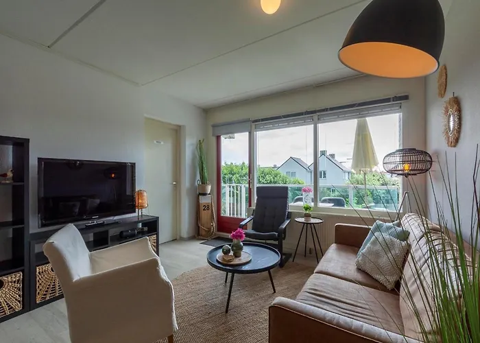 Idyllic Coastal Base W Garden *